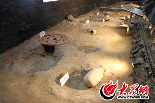 館內(nèi)現(xiàn)有藏品850余件，全面展現(xiàn)了東夷文化的輝煌成就與發(fā)展脈絡(luò)